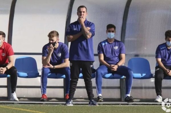 Rayo Vallecano recontrata al DT Carlos Santiso, en medio de una polémica por dichos violentos y machistas