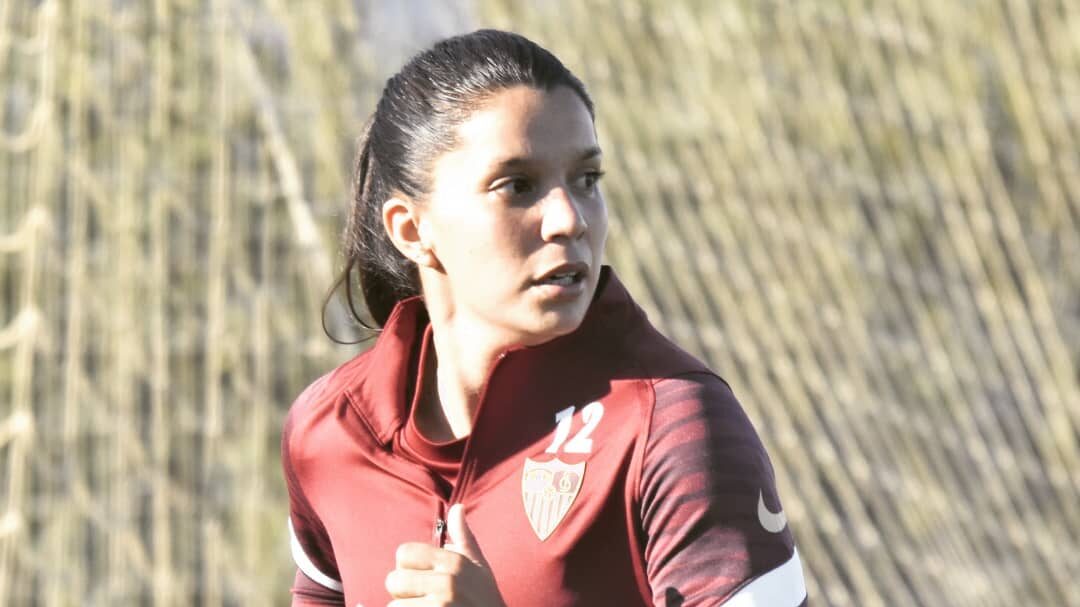 Karen Araya redebuta en Sevilla en la victoria sobre Rayo Vallecano