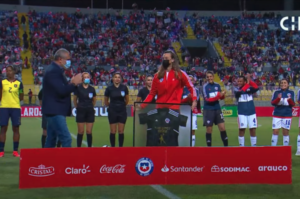 Christiane Endler regresa hoy a Francia y será próximamente intervenida