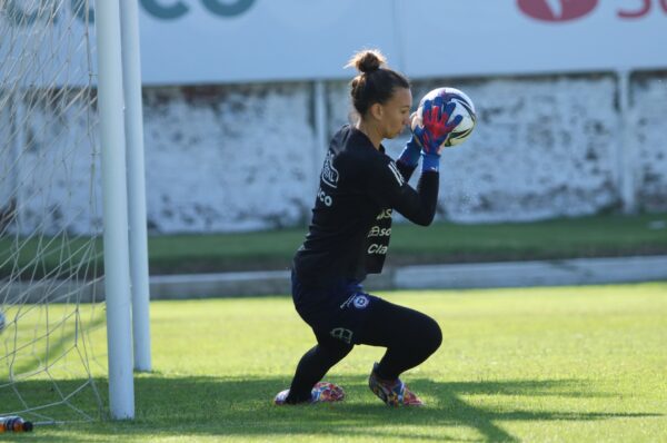 Christiane Endler será operada de la rodilla y estará de baja en La Roja