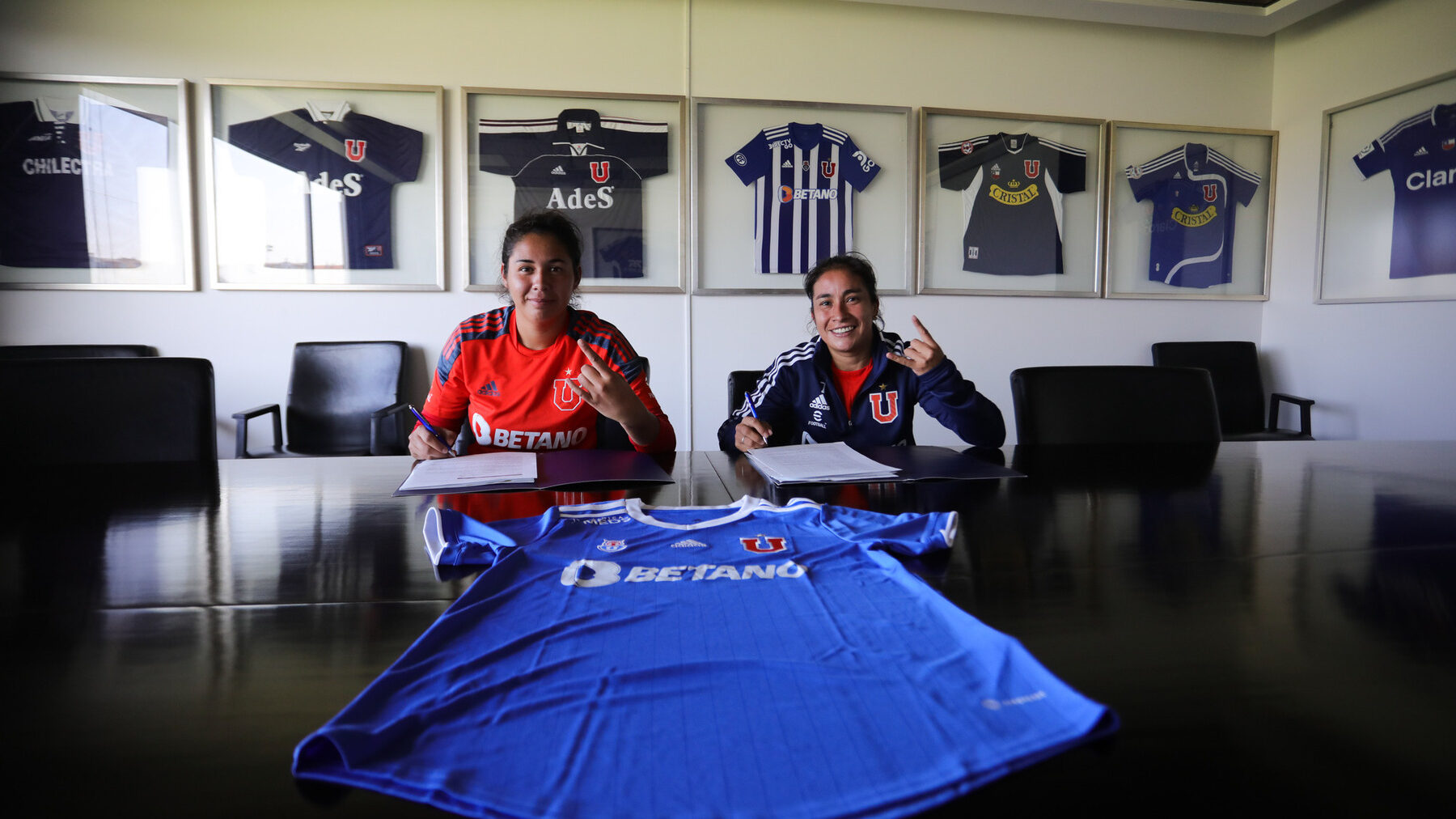 Universidad de Chile continúa impulsándose: Rebeca Fernández y Fernanda Zúñiga firman contratos profesionales