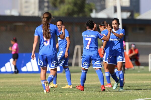 Las campeonas golean sin dificultad en su debut a Everton
