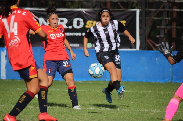 Francisca Olmos anota su primer gol en El Porvenir vs Deportivo Español y es elegida la mejor del partido
