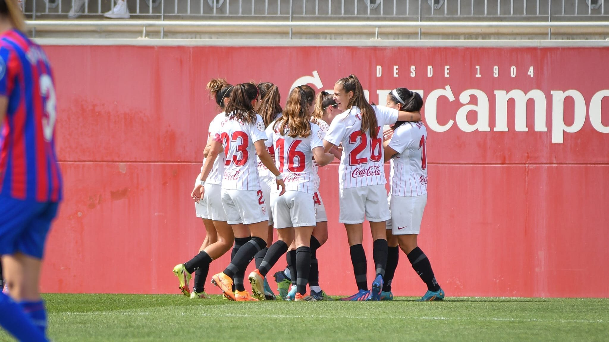 Notable: Karen Araya anota un gol olímpico en la victoria del Sevilla ante Eibar