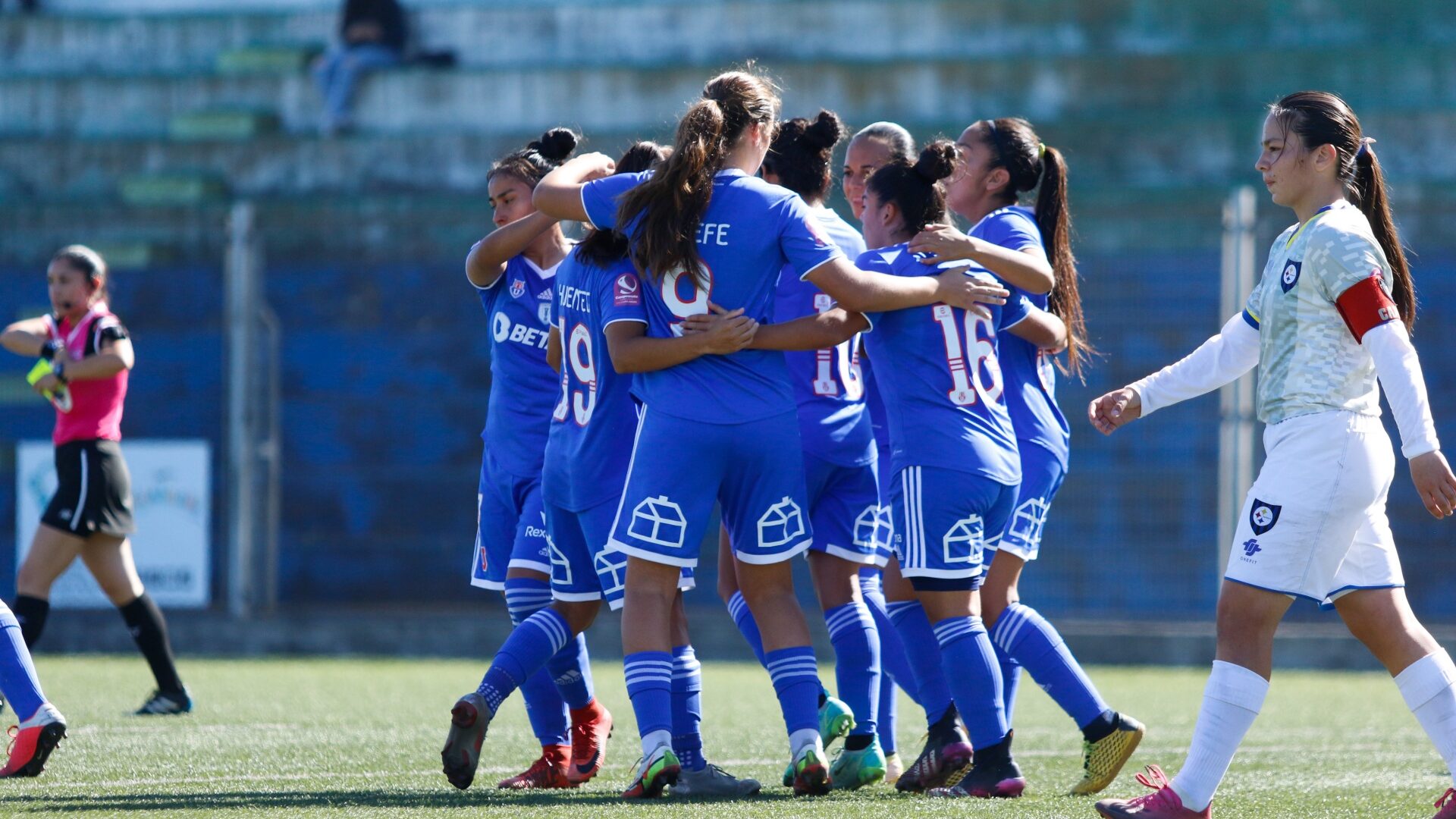 Universidad de Chile apabulla a Huachipato y se toma la punta de la tabla