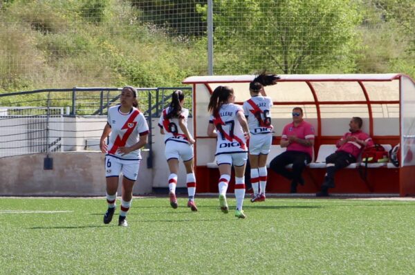 Galería: Rayo Vallecano de Camila Sáez y Yanara Aedo descendió en España