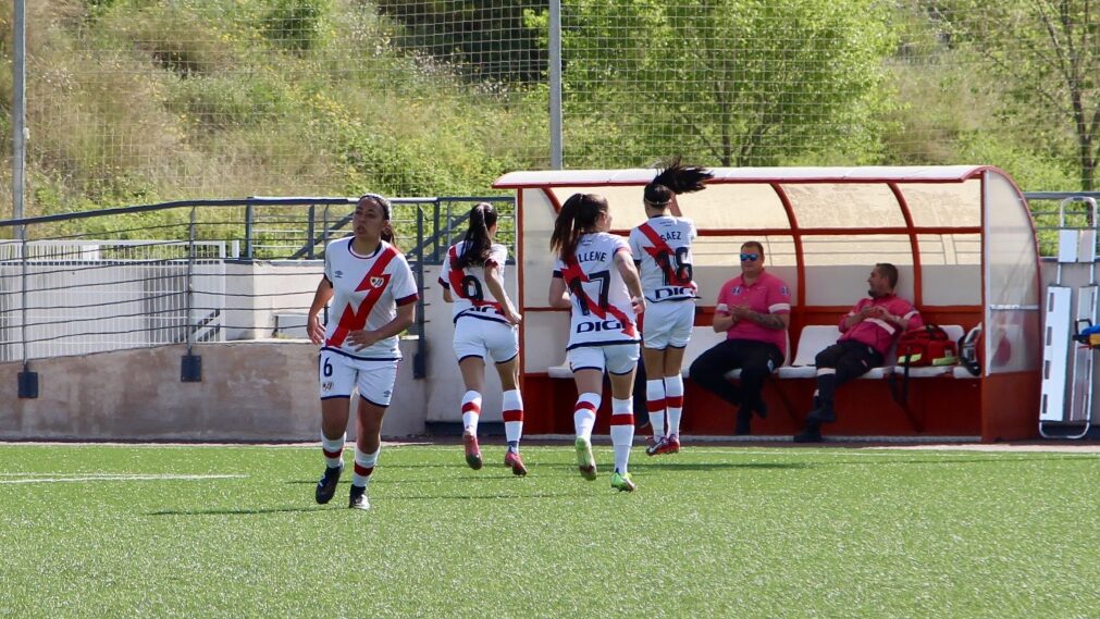 Galería: Rayo Vallecano de Camila Sáez y Yanara Aedo descendió en España