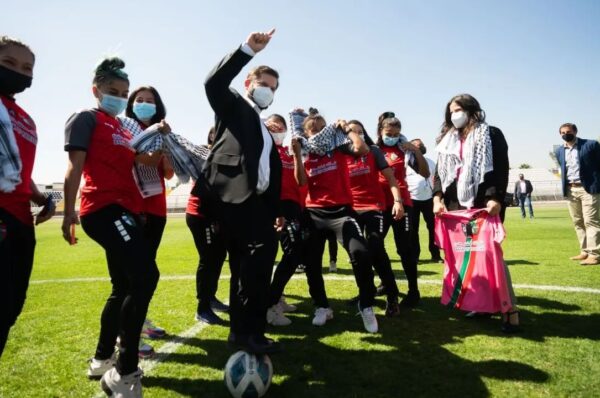 Emoción: El presidente Gabriel Boric promulgó este viernes la ley de fútbol femenino profesional