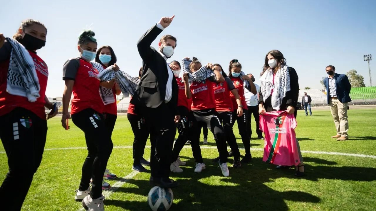 Emoción: El presidente Gabriel Boric promulgó este viernes la ley de fútbol femenino profesional