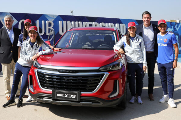 Universidad de Chile presenta a auspiciador exclusivo del equipo femenino
