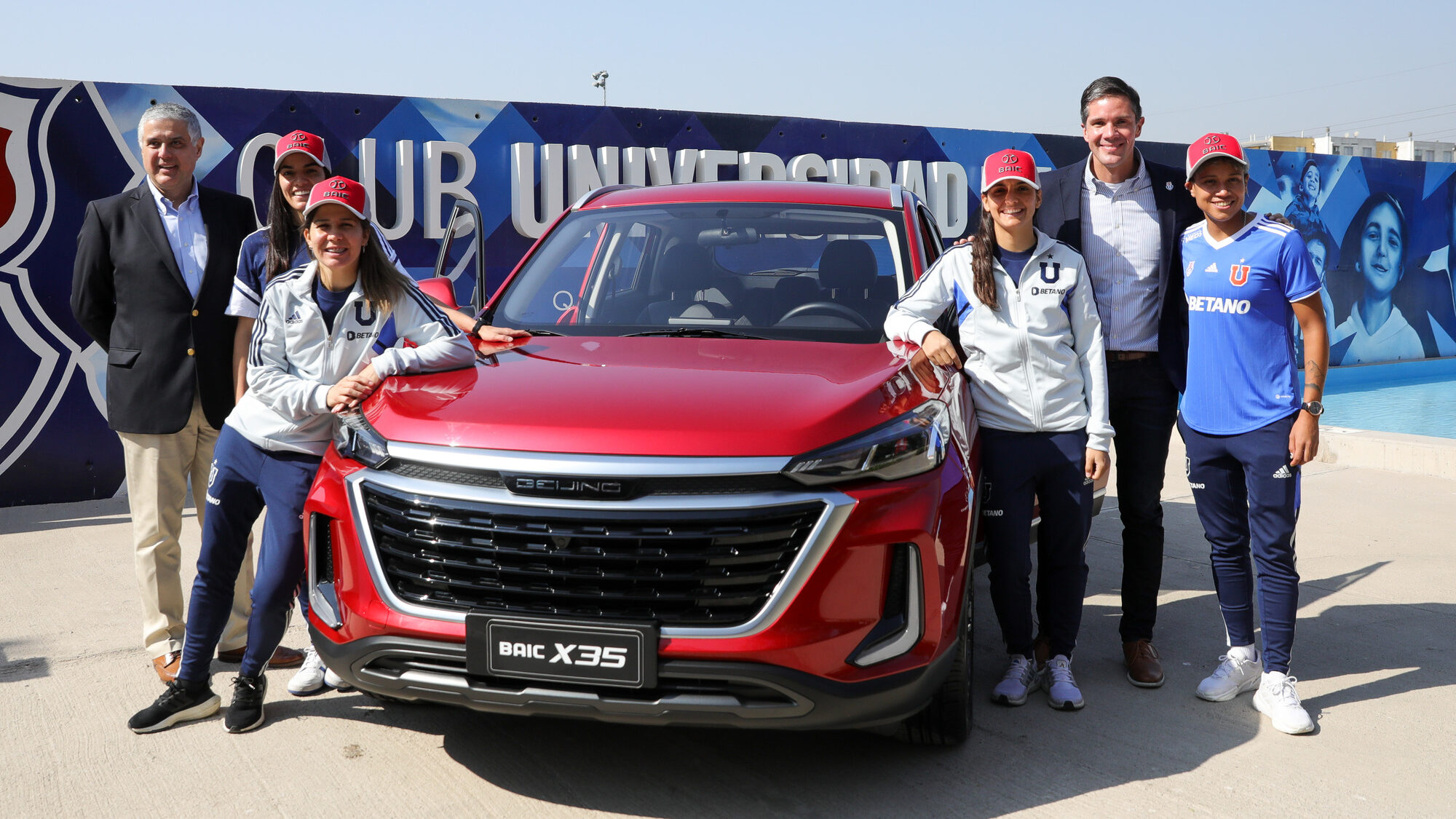 Universidad de Chile presenta a auspiciador exclusivo del equipo femenino