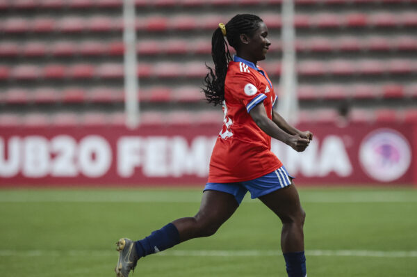 Mary Valencia y Valentina Navarrete celebran la victoria de la Roja Sub-20 sobre Perú
