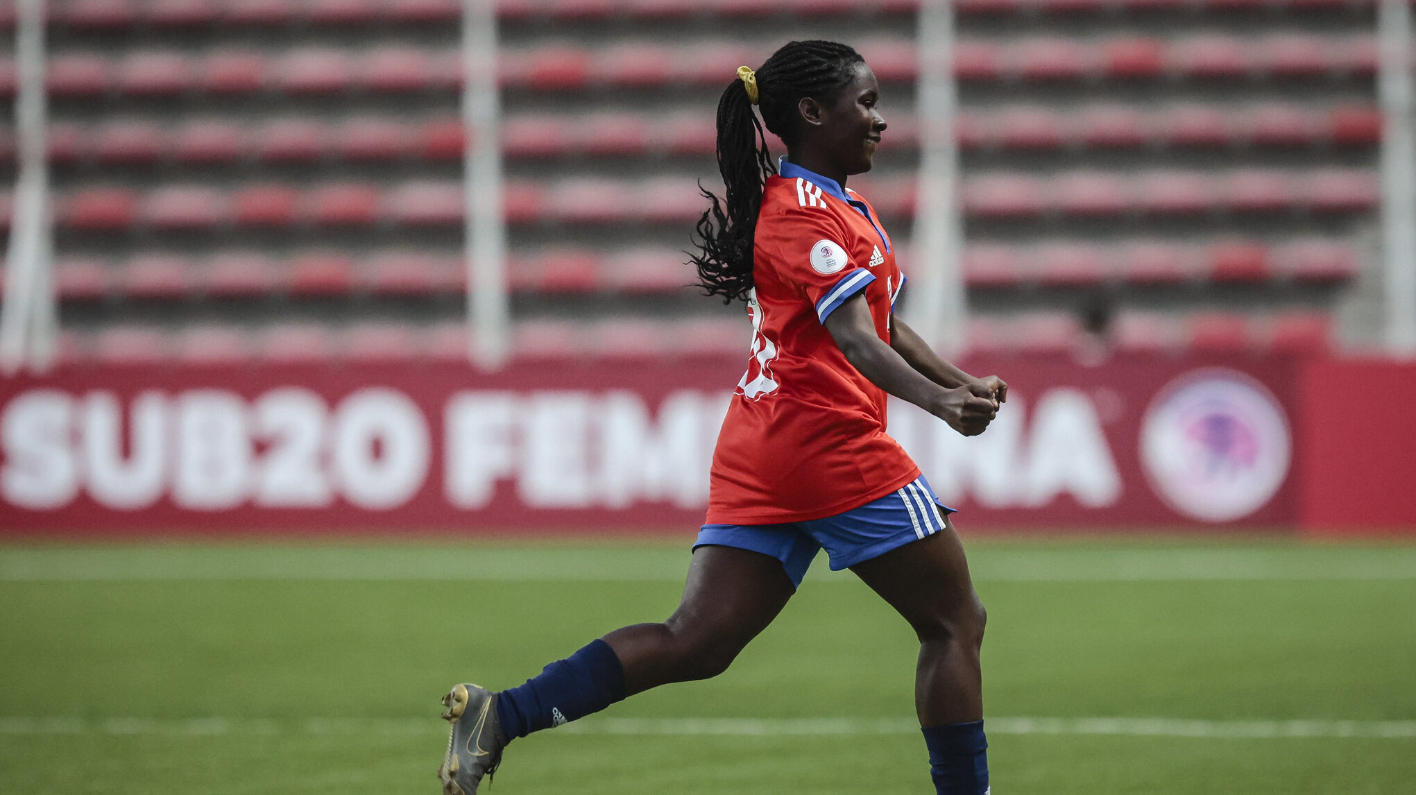 Mary Valencia y Valentina Navarrete celebran la victoria de la Roja Sub-20 sobre Perú