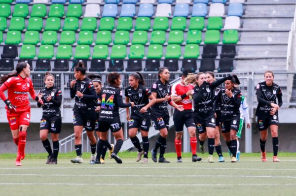 Santiago Morning golea a Deportes Puerto Montt y siguen punteras