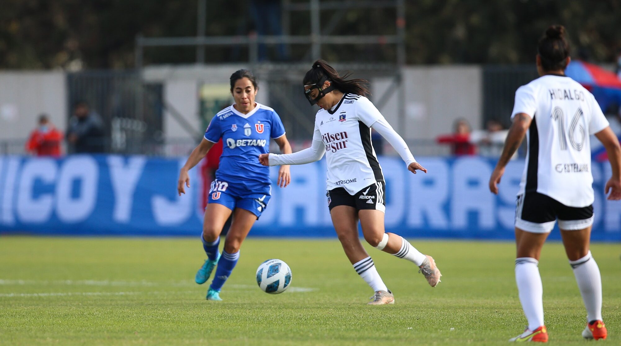 Colo-Colo se quedó con el Superclásico y con la punta de la tabla tras superar por la cuenta mínima a la U