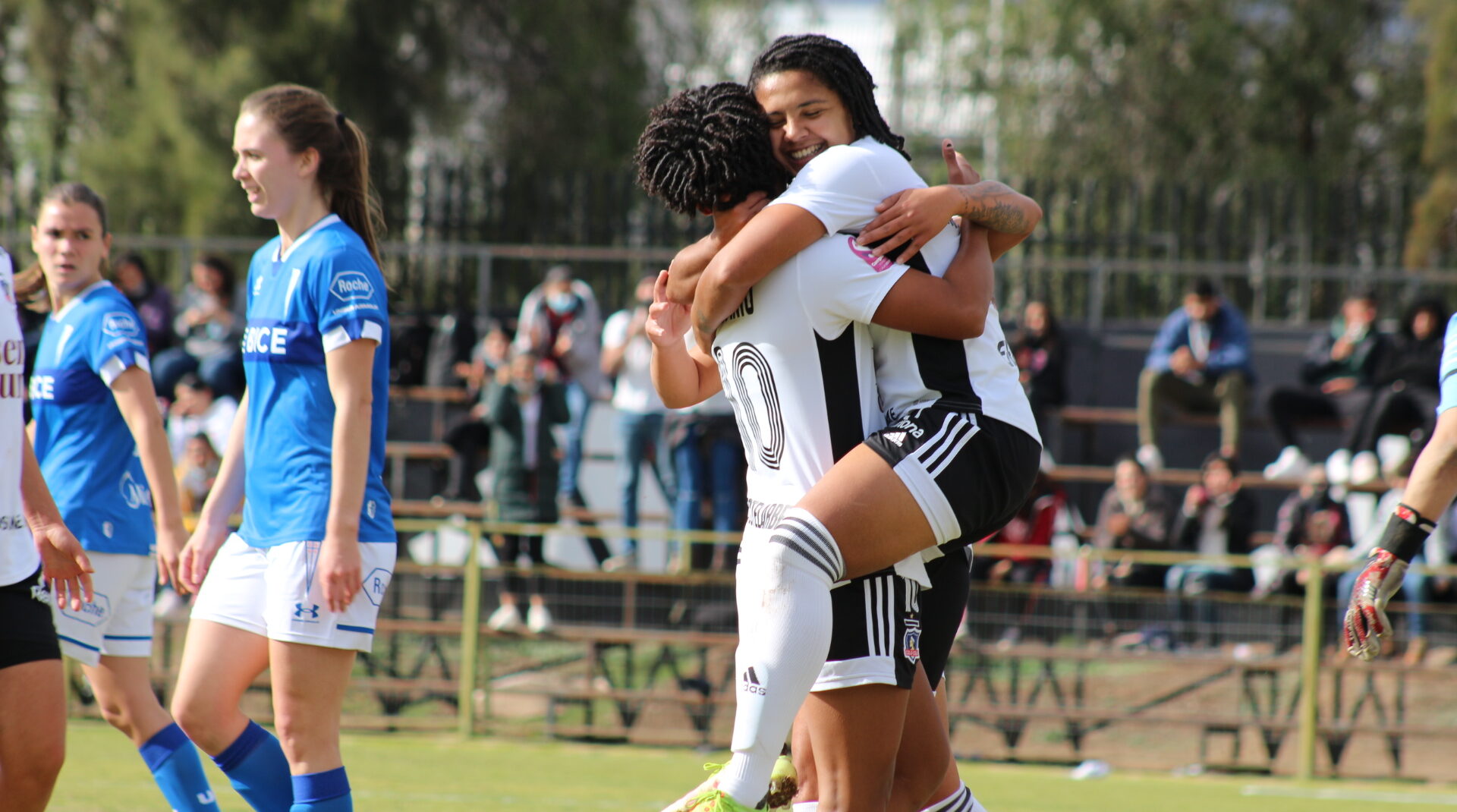 Colo-Colo gana ante Universidad Católica y mantiene el invicto