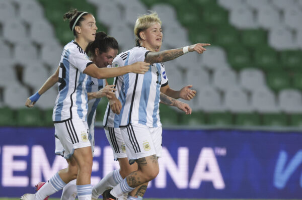 Argentina golea a Perú y suma su primer triunfo en la Copa América 2022