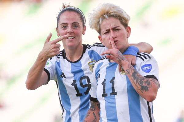 Argentina golea a Uruguay y mantiene viva la pelea en el grupo B de la Copa América