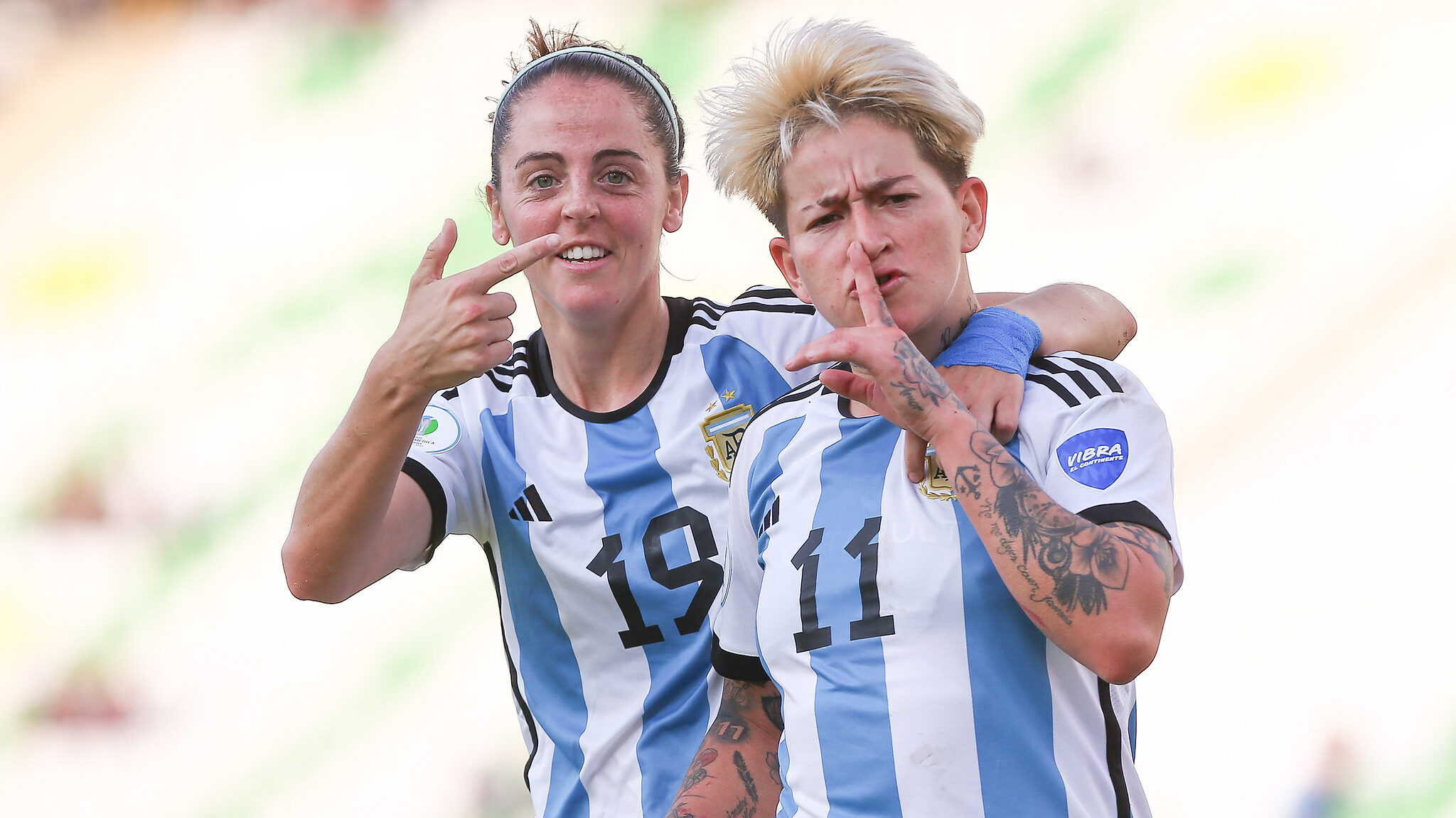 Argentina golea a Uruguay y mantiene viva la pelea en el grupo B de la Copa América