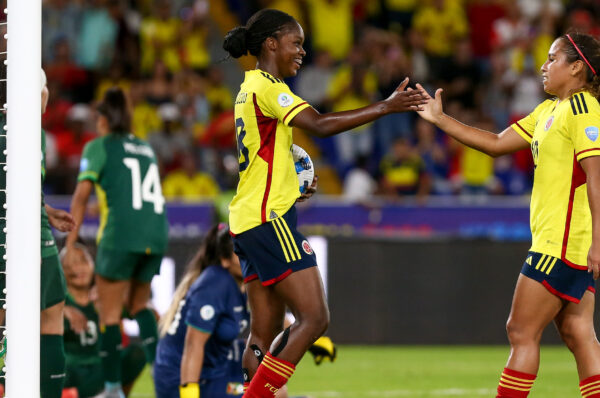 Colombia golea a Bolivia y sigue en cabeza del grupo A en Copa América