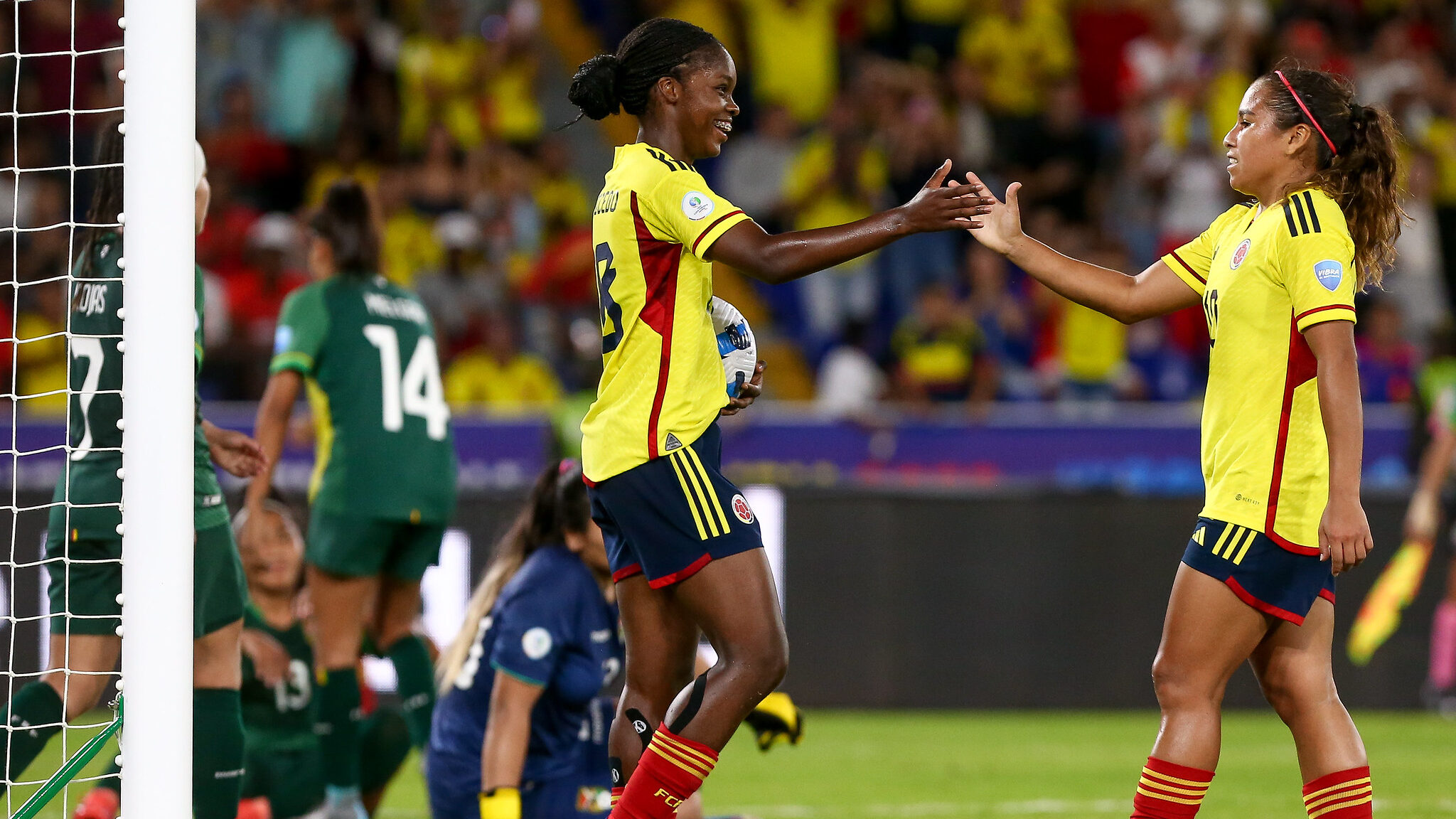 Colombia golea a Bolivia y sigue en cabeza del grupo A en Copa América