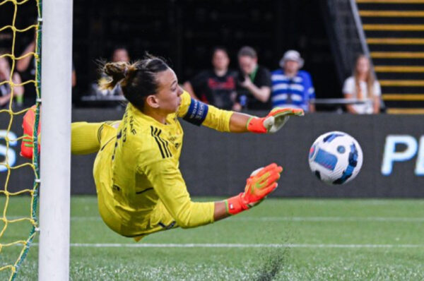 Christiane Endler tapa un penal al Chelsea y clasifica al Lyon a la final de la WICC 2022