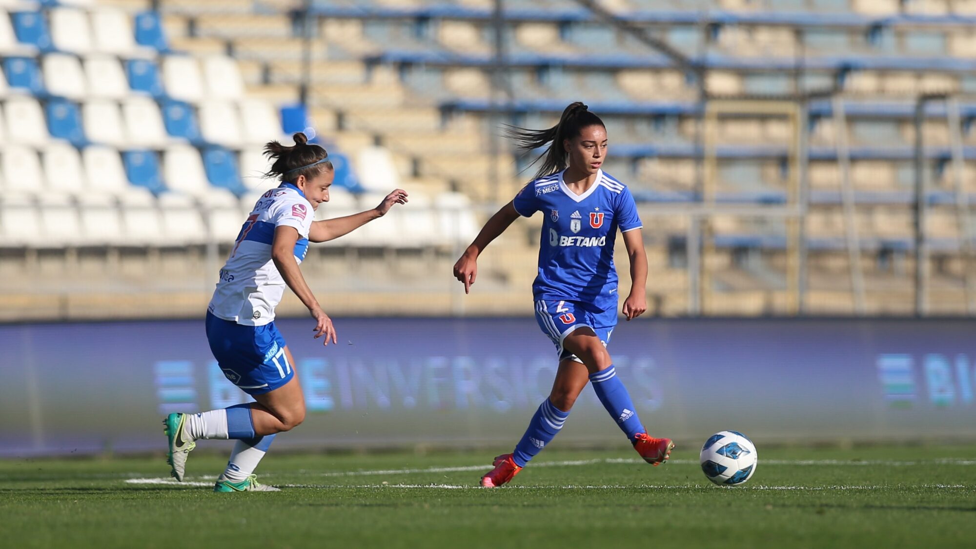 clásico universitario femenino