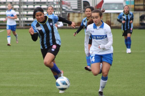 Universidad Católica derrota a Huachipato con una remontada agónica y sigue en carrera