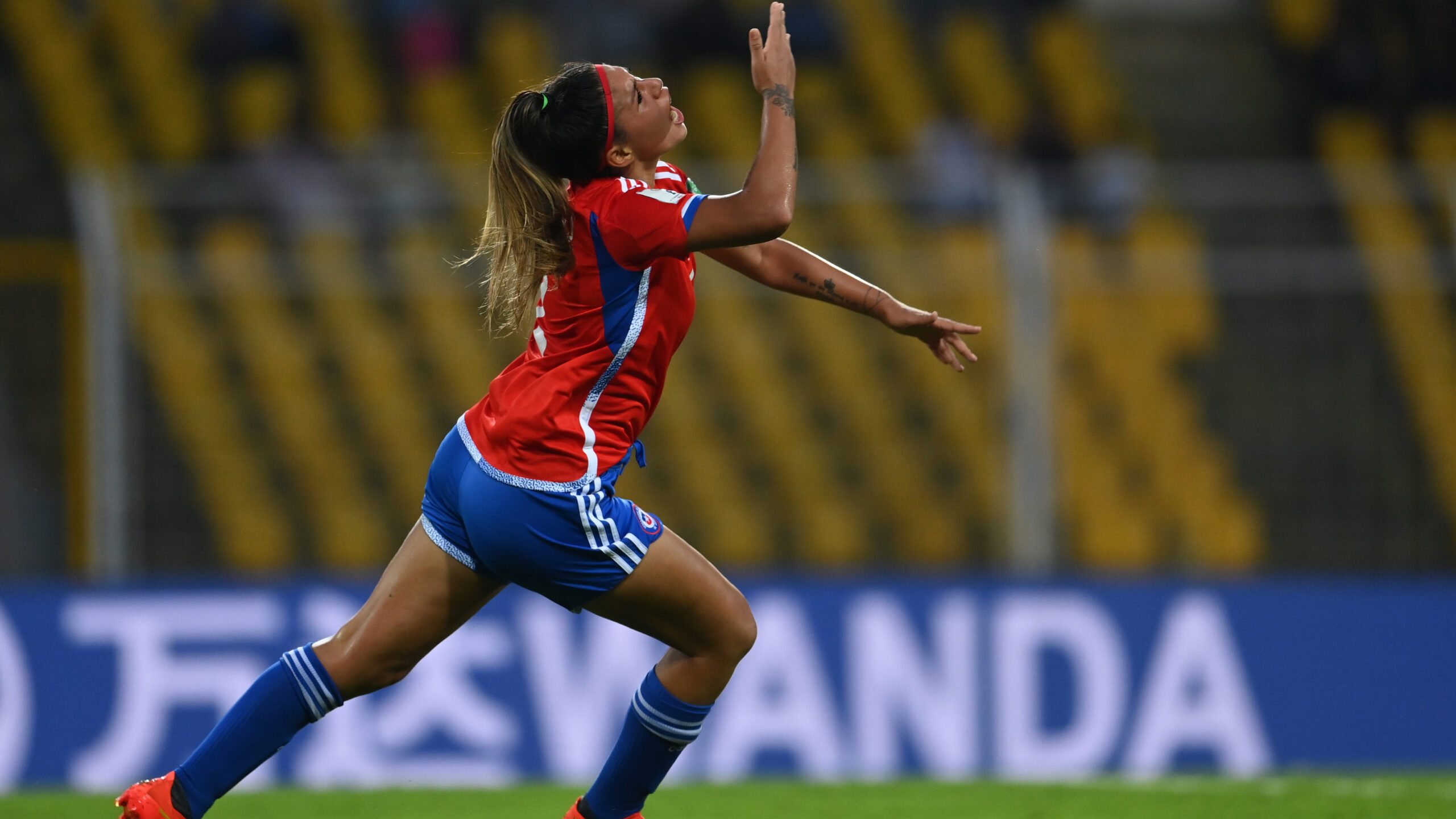 Anaís Cifuentes celebra su gol con La Roja Sub-17 en el Mundial ante Nueva Zelanda