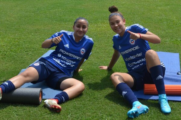 Alex Castro y Arantza Suazo tras el arribo de La Roja Sub-17 a la India