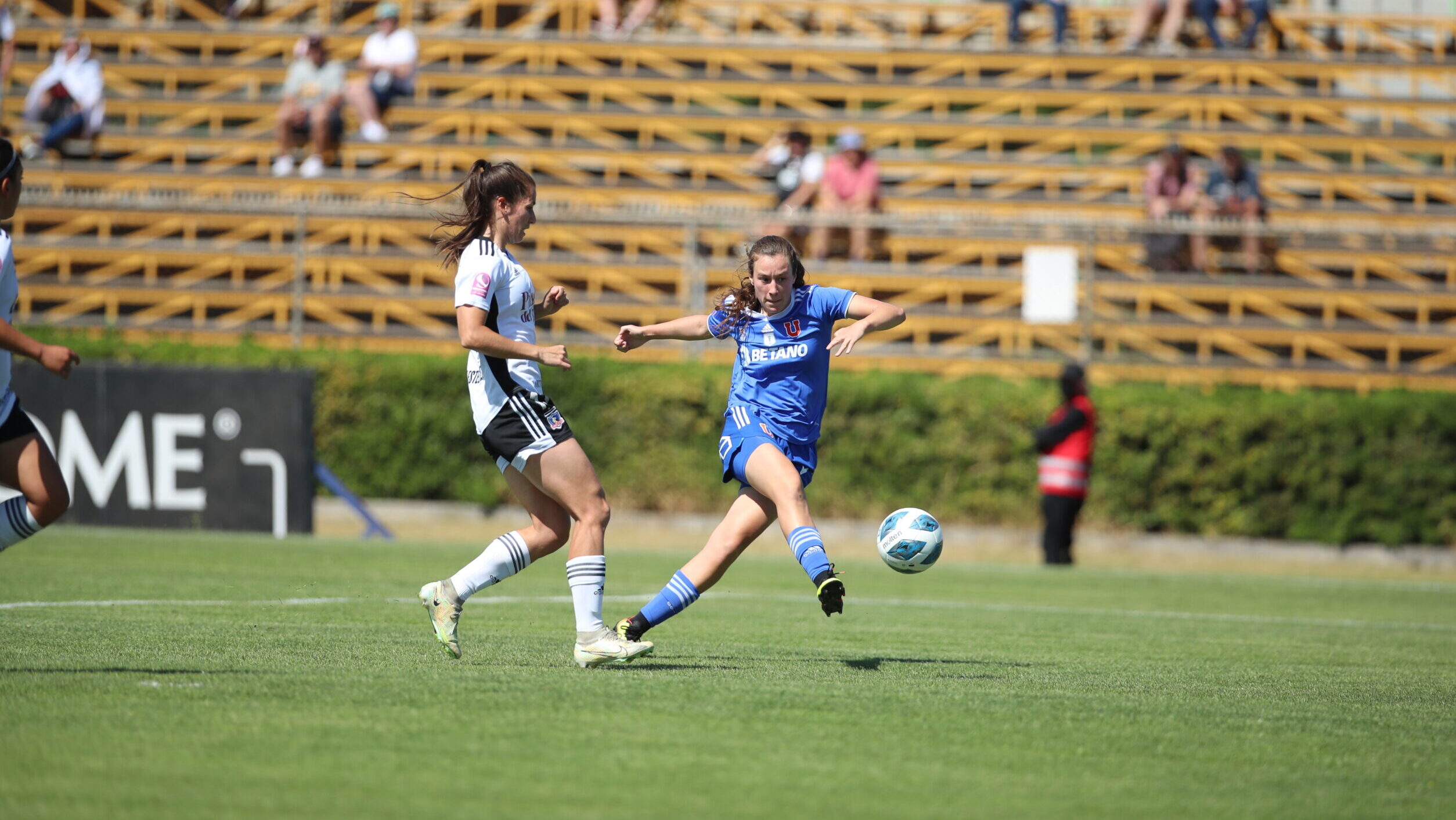 Universidad de Chile derrota a Colo-Colo y se queda con el Superclásico