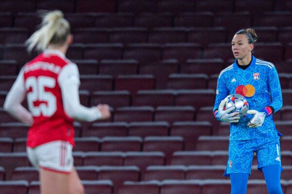 Olympique de Lyon vence al Arsenal y se acerca a cuartos de UWCL