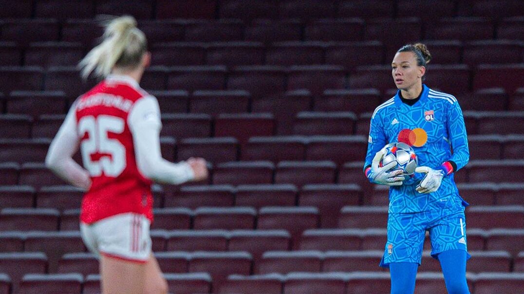 Olympique de Lyon vence al Arsenal y se acerca a cuartos de UWCL