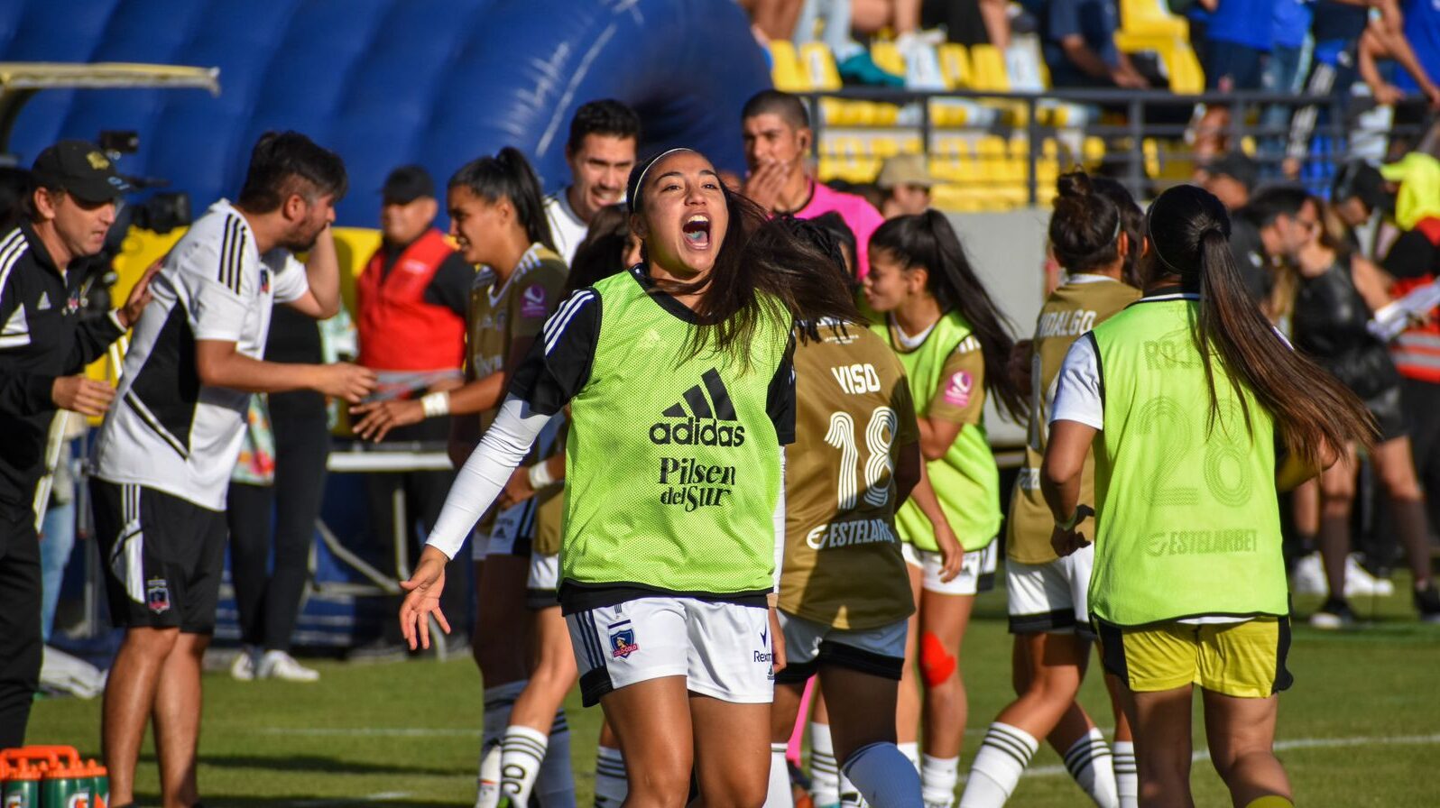 Colo-Colo derrota a Universidad de Chile y es campeón del fútbol chileno