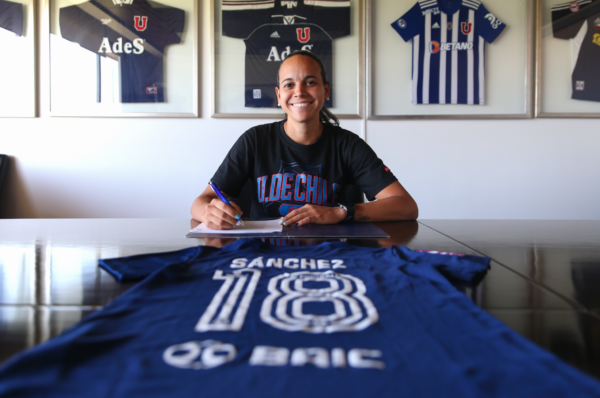 Bárbara Sánchez firma su primer contrato con U de Chile