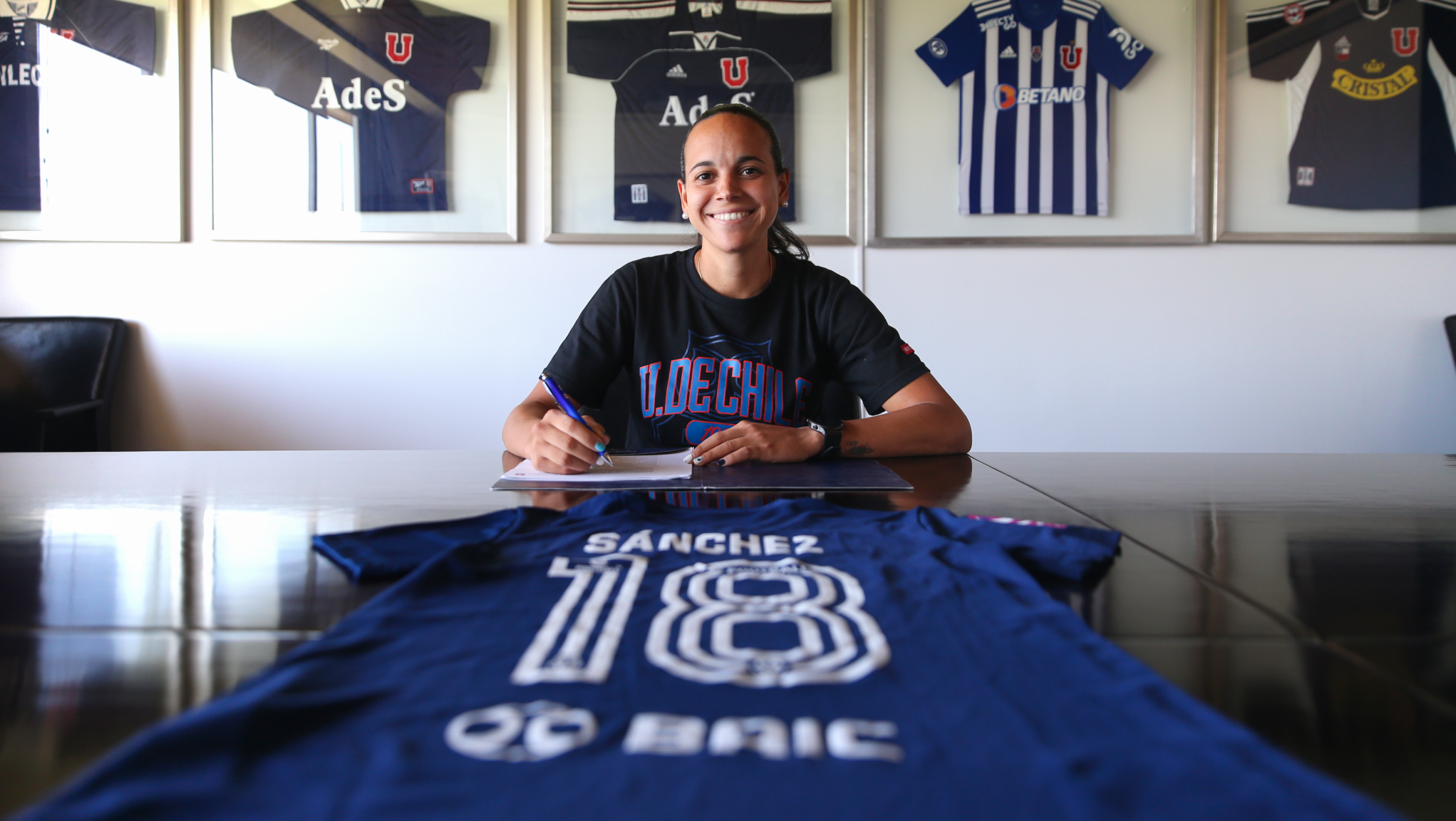 Bárbara Sánchez firma su primer contrato con U de Chile