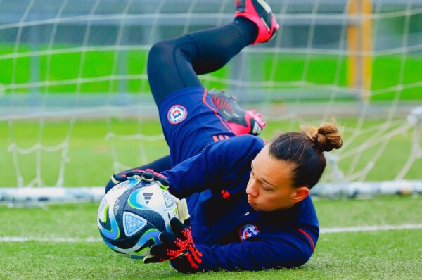 Christiane Endler llega a Auckland y se suma al entrenamiento de La Roja