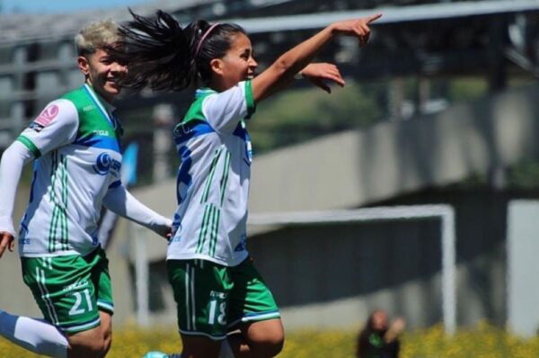 Candy Schencke firma su primer contrato profesional con Puerto Montt