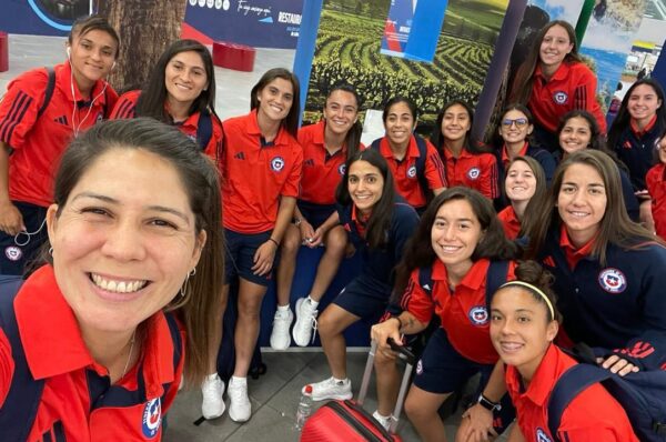 La Roja inicia el viaje a Nueva Zelanda para jugar el repechaje mundialista