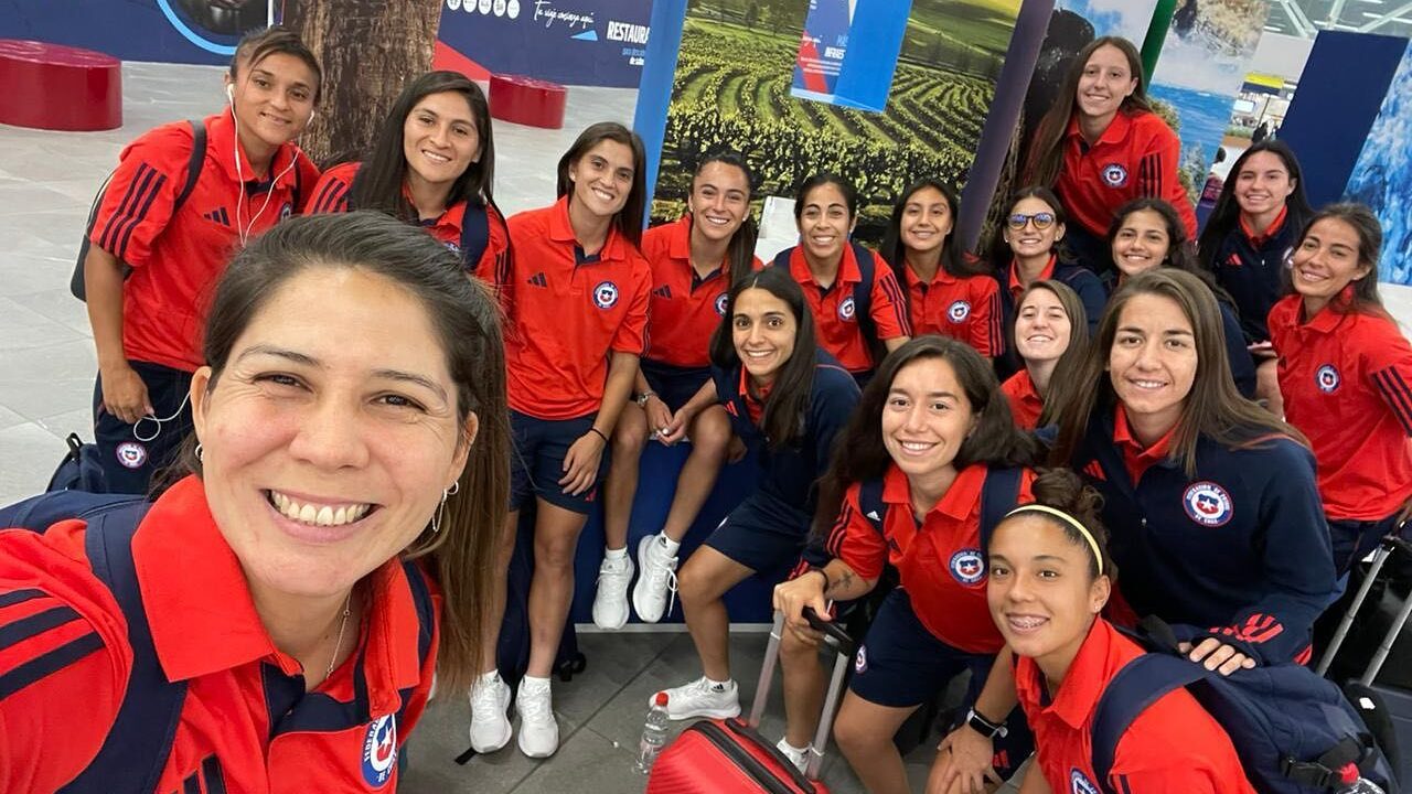 La Roja inicia el viaje a Nueva Zelanda para jugar el repechaje mundialista