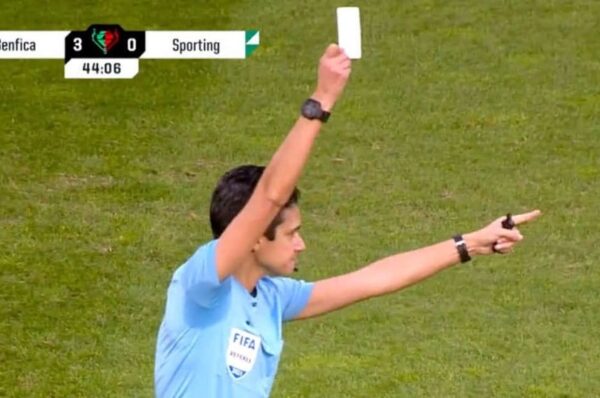 Muestran por primera vez en la historia la tarjeta blanca en Portugal