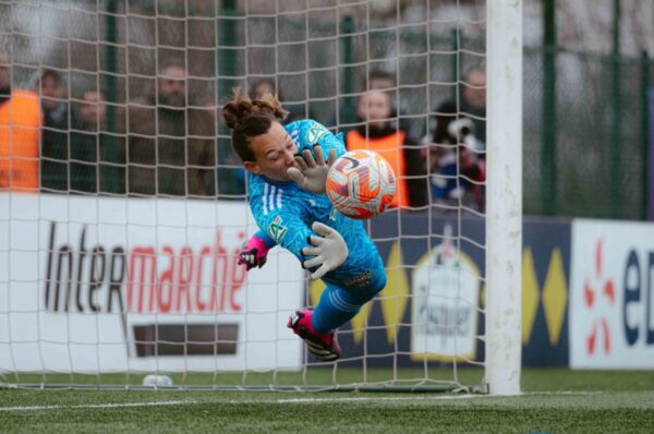 Christiane Endler la rompe y ataja tres penales en Copa de Francia