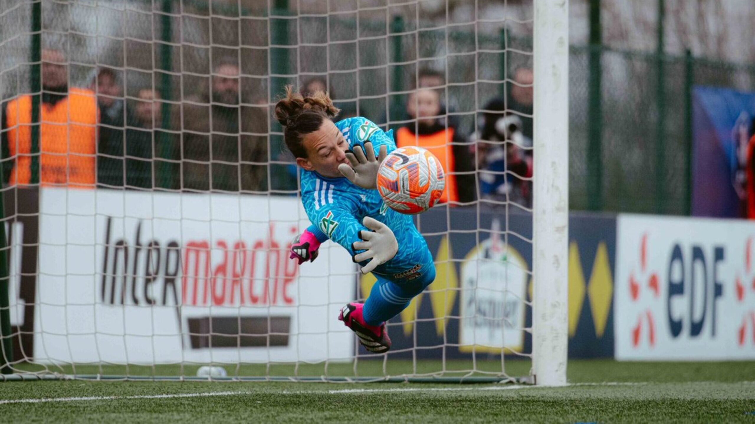 Christiane Endler la rompe y ataja tres penales en Copa de Francia