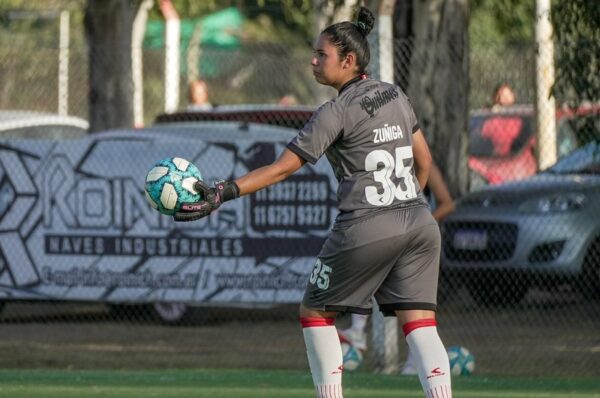 Fernanda Zúñiga debuta con gran actuación en Estudiantes de La Plata