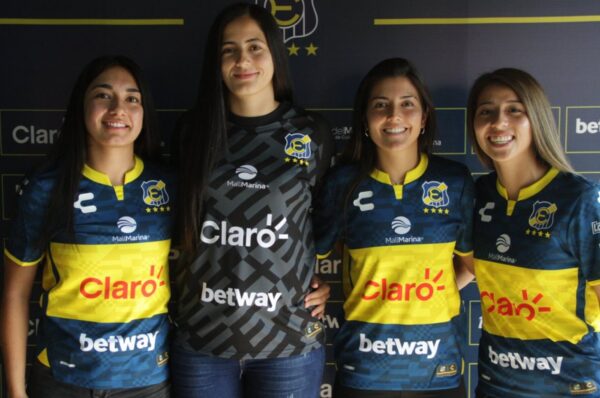 Cuatro jugadoras de Everton firman sus primeros contratos profesionales