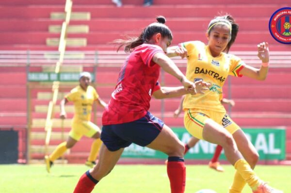 Javiera Roa anota en la goleada de Municipal ante Cobaneras