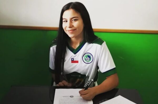 Catalina Huentelicán firma su primer contrato con Puerto Montt