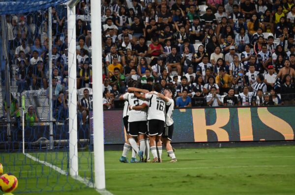 Colo-Colo golea a Alianza Lima en caliente amistoso en Perú