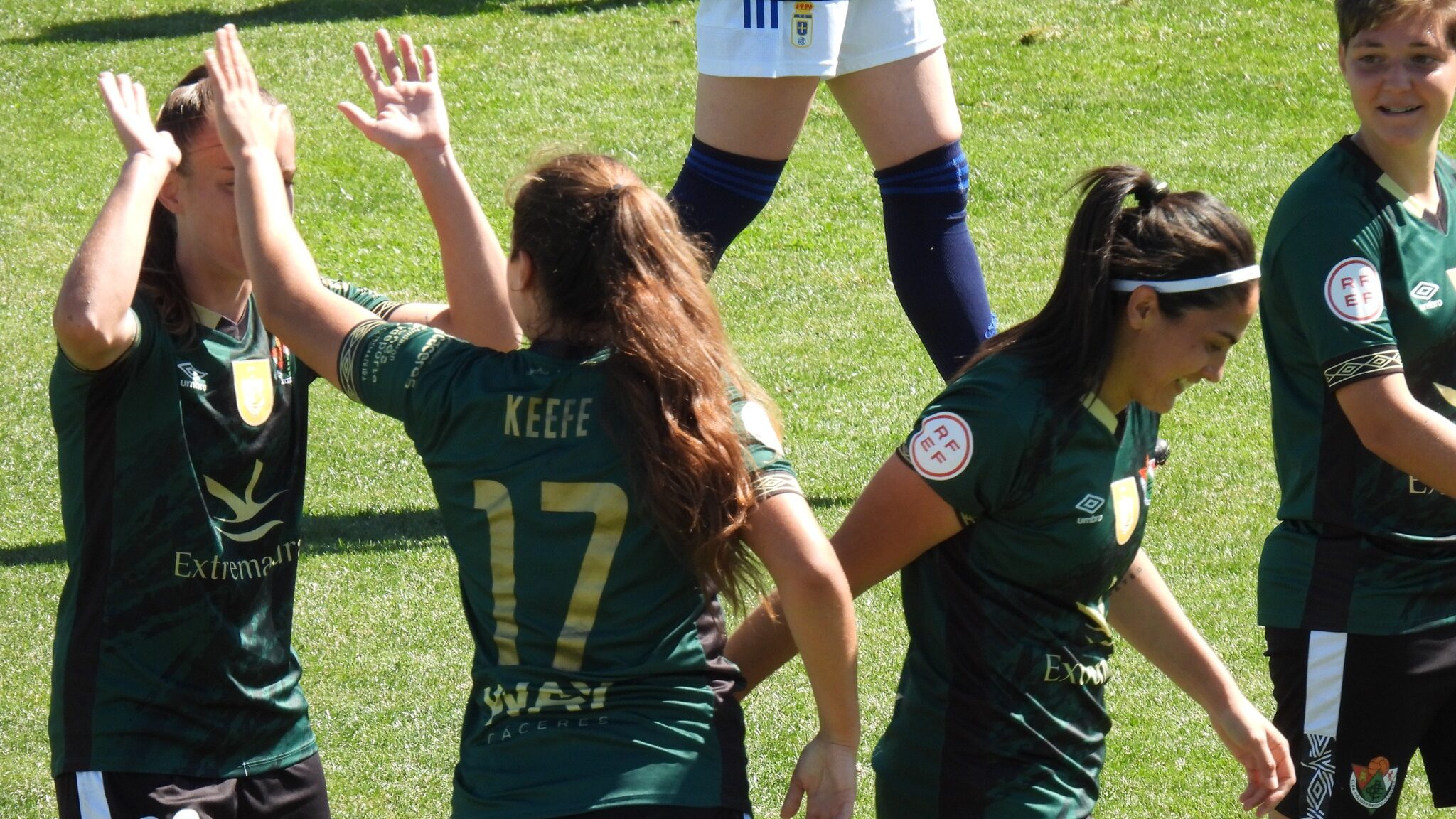 Gol de Sonya Keefe en España contra el Real Oviedo de Antonia Canales