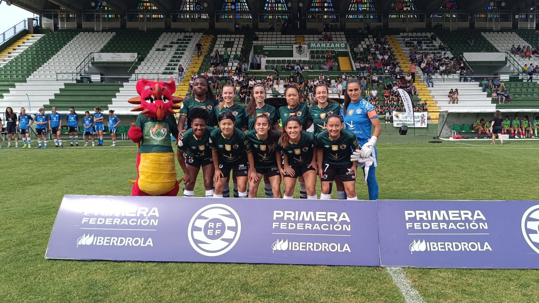 Sonya Keefe anota su cuarto gol en España en la derrota de Cacereño